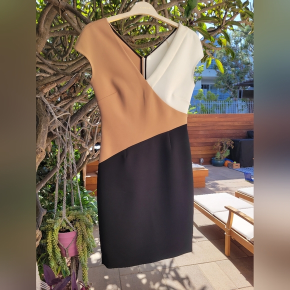 Diane Von Furstenberg Colorblock V-Neck Structured Dress - Picture 2 of 10